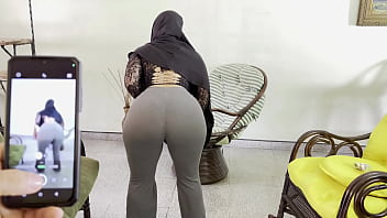 Instruyendo A Mi Madrastra árabe Musulmana En El Arte Del Movimiento Sensual
