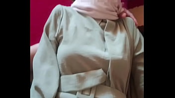 Adik Tiri Berhijab Dibuat Menggeliat Di Ranjang Saat Lebaran