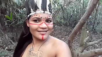 Tigresa Vip Se Fantasia De índia Selvagem E Ataca O Lenhador, Mas Ele A Domina E Invade Seu Cuzinho Ardente Sem Piedade.