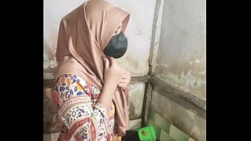 Berenang Dalam Kenikmatan Di Kamar Mandi