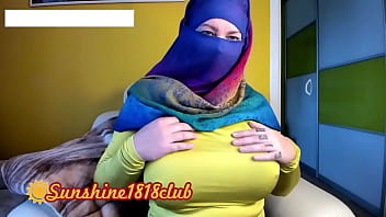 Voluptuous Middle Eastern Beauty In Hijab Reveals Her Ample Curves On A Steamy November Cam Show