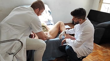 A Safada Foi No Ginecologista E Acabou Dando Para Os Dois Médicos Na Maca Do Consultório.