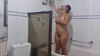 Não Pude Conter A Vontade De Ver Minha Amiga Nua, Então Deixei O Celular Gravando Escondido