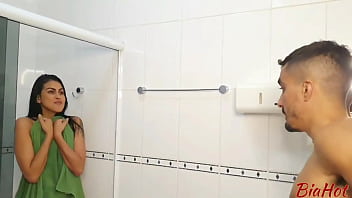Ele Invadiu O Banheiro E Me Forçou A Engolir Seu Pau Enorme Até O Fundo Da Garganta, Me Fodendo De Quatro Sem Piedade.