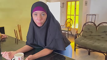 Engañando A Mi Madrastra Musulmana árabe Con Su Hijab, Haciéndola Gemir Bajo El Velo Mientras Le Desgarro La Ropa Interior.
