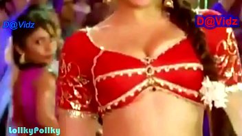 Sizzling Kareena Flaunts Her Seductive Navel