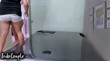 Desi Terapis Pijat Berhijab Mengerang Nikmat Saat Dirangkul Dari Belakang