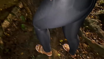Morena Pelada Exibindo A Buceta Quente E Levando Leitada Na Boca Em Praça Pública!