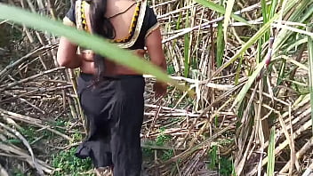Desi Step Aunty Ko Ganne Ke Khet Mein Kharab Kar Diya, Chikhti Hui Chudai