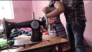 देसी भाभी की गर्म सिलाई के दौरान अंकल ने उसे ज़ोरदार चोदा