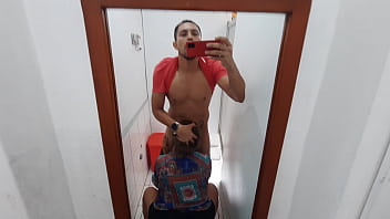 Mi Amiga Me La Mama Hasta Sacarme La Leche En El Baño Público