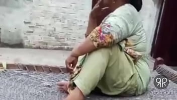 Desi Pakistani Aunty Puffing Smoke With Seductive Lips