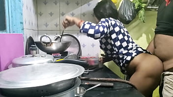 गांव से आई भोली नौकरानी को कुछ पता नहीं था, तो मालिक ने उसकी मासूमियत का फायदा उठाकर उसे बिस्तर पर लिटा दिया