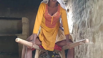 Meri Garmi Bhari Desi Biwi Mere Yaar Ke Saath Khoob Chudwai Kar Rahi Hai