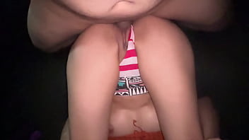 Follando Salvaje Con Mi Cita De Tinder Mientras Me Empalma El Juguete En El Culo. Sexo Real Y Amateur De Una Ardiente Pareja Latina.