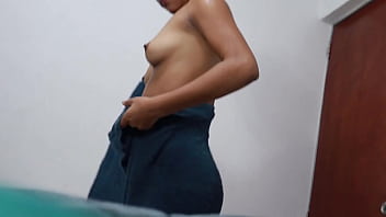 Grababa Cuando Mi Mejor Amiga Entró A Mi Cuarto, Se Desnudó Y Me Sorprendió Con Una Mamada Inesperada