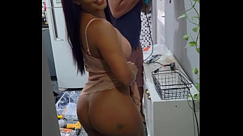 Despertei O Tesão Do Faz-tudo Que Meu Marido Trouxe E Ele Me Deu Até No Cu Na Frente Do Corno Manso