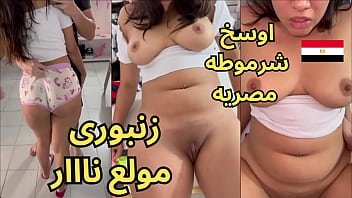 فيديو هدير كامل يصورها وهي تئن كزنبورة هائجة، شرموطة ملبنة تتلوى تحت وطأة المتناكة في مشهد سكس عربي محترق