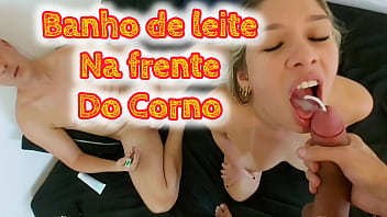 A Vadia Jorrou De Leite Na Cara Do Corno Manso, Se Afogando Em Torrentes De Porra Quente