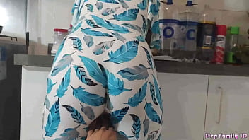 Mi Hijastra Ardiente Se Entrega A Su Padrastro En La Cocina Mientras Mamá Está Fuera
