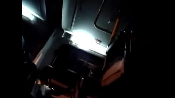 Primeira Vez No ônibus: Gemidos Abafados E Gozo Escorrendo Pelas Coxas