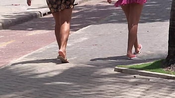 Puta Gostosa Exibindo A Raba Deliciosa Na Praia, Deixa Qualquer Um De Pau Duro Só De Olhar!