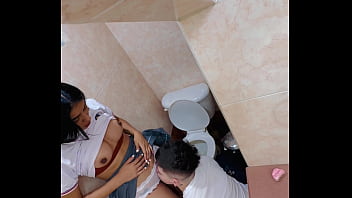 Escandaloso Video Amateur Captura A Dos Estudiantes Follando Salvajemente En El Baño Del Instituto Y él Termina Vaciándose En Su Boca