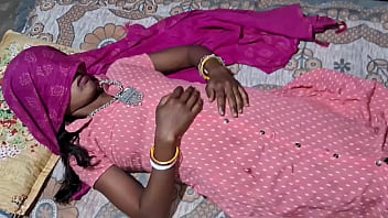 Meri Garmi Bhari Salwar Kameez Wali Saheli Ko Gaon Ke Khet Mein Chodte Hue Uska Gulaabi Libaada Phaad Ke Uski Choot Aur Gaand Dono Marte Hue