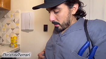 A Safada Esposa Pagou O Conserto Com O Corpo, Dando Pro Eletricista Dotado Enquanto O Marido Corno Babava Vendo Tudo