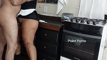 Sai Do Banho Pingando E Completamente Nú, E Dei De Cara Com A Empregada De Quatro, Arrumando A Cozinha Com O Rabo Empinado