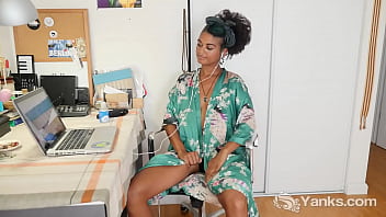 Yanks Ebony Honey Lola Rose Plunges Her Fingers Deep Into Her Sopping Wet Bush