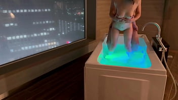 窓辺に映える夜景ホテルで色白美乳のサンタ娘を赤ん坊みたいに吸い尽くし、湯船で激しい立ちバック生ハメ
