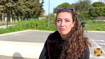 Livia, La Petite Salope En Chaleur, A Une Seule Envie : Se Faire Démonter Sa Chatte Jusqu’à Ce Qu’elle Hurle De Plaisir