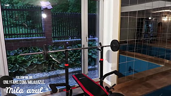 Gimnasio Caliente: Mila Azul Se Provoca Sola Entre Las Pesas