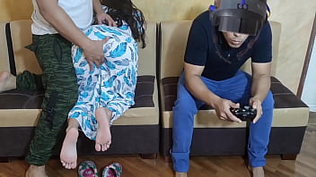 Deseo Que Mi Novio Se Meta En Sus Juegos De Realidad Virtual Para Poder Entregarme A Su Mejor Amigo, Que Me Va A Follar Con Esa Verga Enorme Que Tiene.