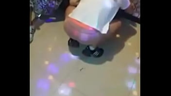 노래방에서 음란하게 팬티를 벗고 음탕한 춤을 추는 야한 한국 야동