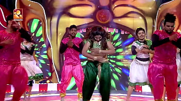Sultry Mallu Dancer’s Deep Navel Reveal In Seductive Dance
