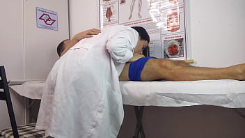 O Pau Endureceu E Pulsou Diante Da Enfermeira, Pronto Para Ser Examinado