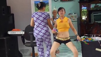 Sizzling Vietnamese Beauty Dances Seductively At Wedding