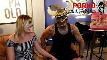 Esposa Do Spartano Se Entrega à Jeba Preta, Deixando O Corno Louco De Tesão