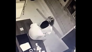 台湾化工厂驻越南海防业务副理与越南女郎在副总办公室激情缠绵