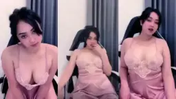 Dewi Cantik Bergaun Dalaman Merah Jambu Yang Menggoda