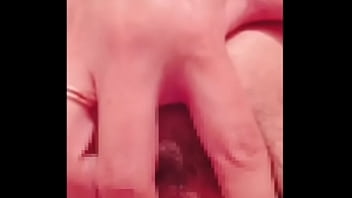 トイレでこっそりオナニーにふける、誰にも知られない秘密の時間