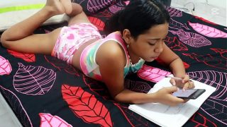 Mi Ardiente Hermanastra Colombiana Llega Del Colegio Pidiendo Ayuda Con La Tarea, Y Yo Le Propongo Un Trato Caliente: Solo La Ayudo Si Me Deja Darle Duro Contra El Escritorio.