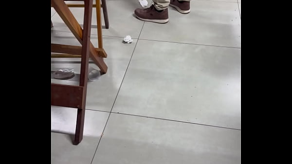 Exibida E Dominada: A Esposa Liberal Foi Usada No Banheiro E Depois Levada Para Um Ponto De Encontro, Onde Saciou Cinco Homens Famintos