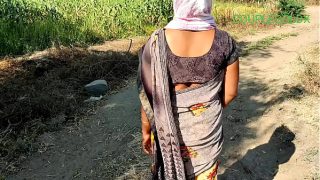 खेत में जा रही औरत के साथ एक जोशीला शॉट मार दिया
