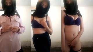 Baju Dalam Terbuka Di Kamar Sepi