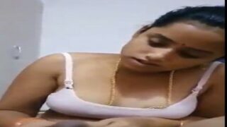 Naughty Chennai Aunty’s Skilled Fingers Bring Pleasure