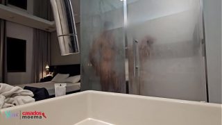 O Marido Corninho Se Espreita, Babando Enquanto A Esposa Se Entrega Ao Banho Sensual Com Um Pauzão Preto