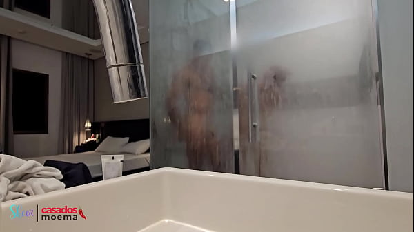 O Marido Corninho Se Espreita, Babando Enquanto A Esposa Se Entrega Ao Banho Sensual Com Um Pauzão Preto